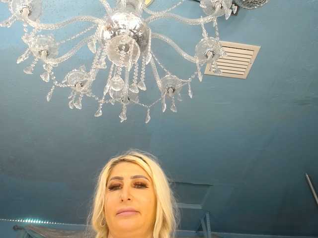 adrianna_fox's BongaCams show and profile