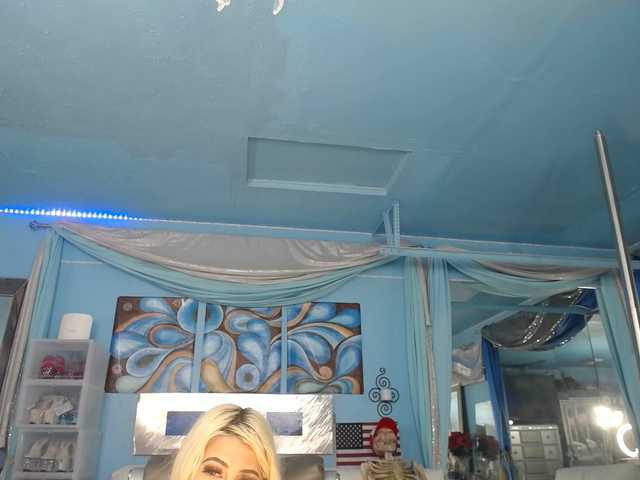 adrianna_fox's BongaCams show and profile