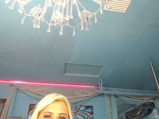 adrianna_fox's BongaCams show and profile