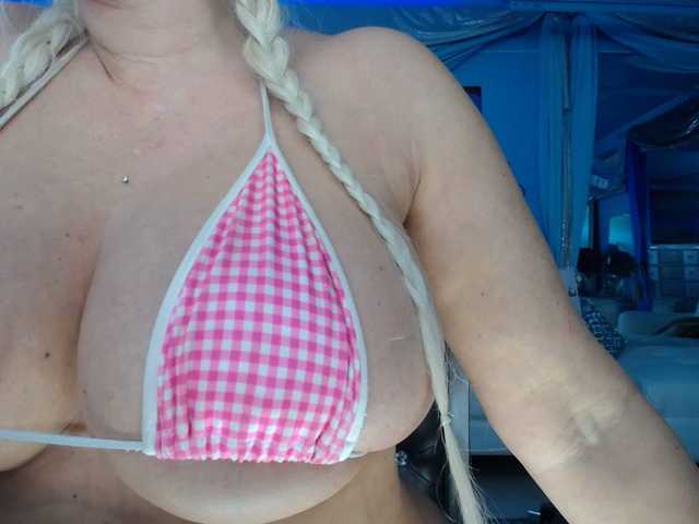 adrianna_fox's BongaCams show and profile