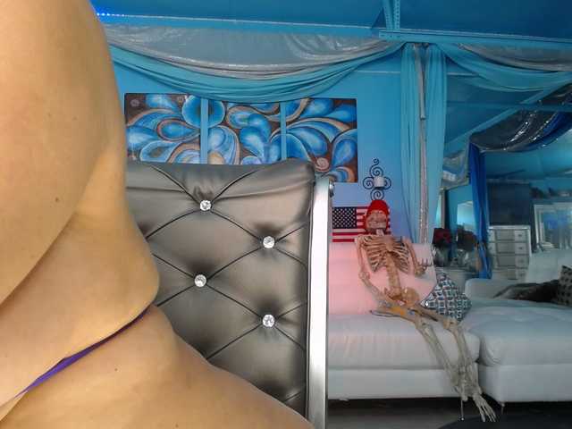 adrianna_fox's BongaCams show and profile