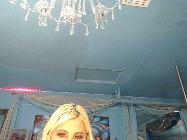 adrianna_fox's BongaCams show and profile