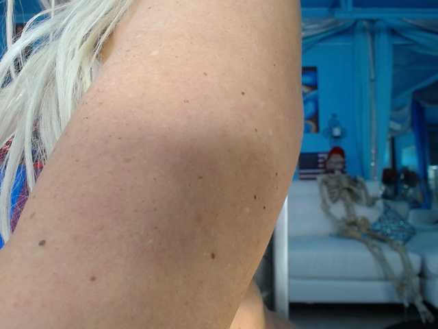 adrianna_fox's BongaCams show and profile