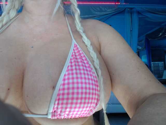 adrianna_fox's BongaCams show and profile