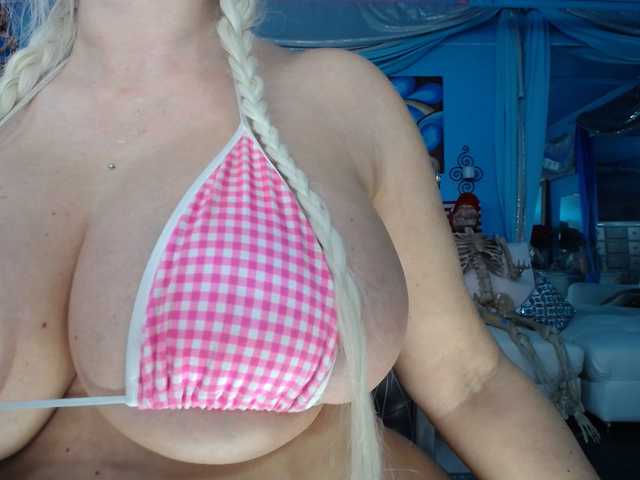 adrianna_fox's BongaCams show and profile