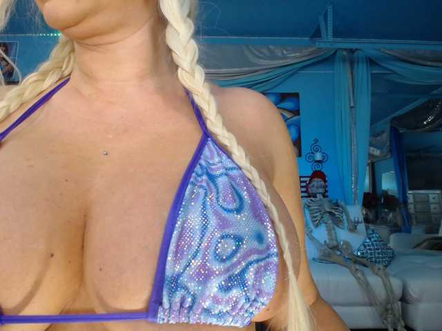 adrianna_fox's BongaCams show and profile