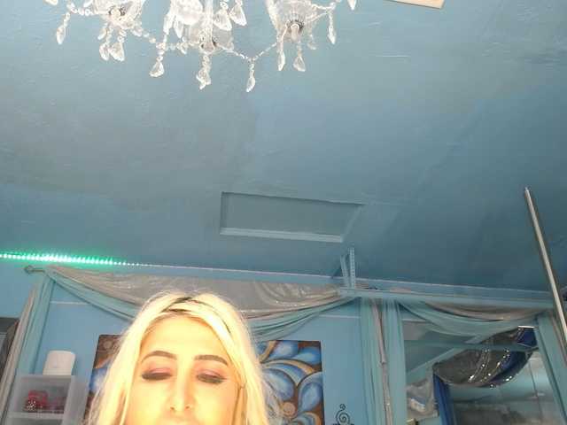 adrianna_fox's BongaCams show and profile