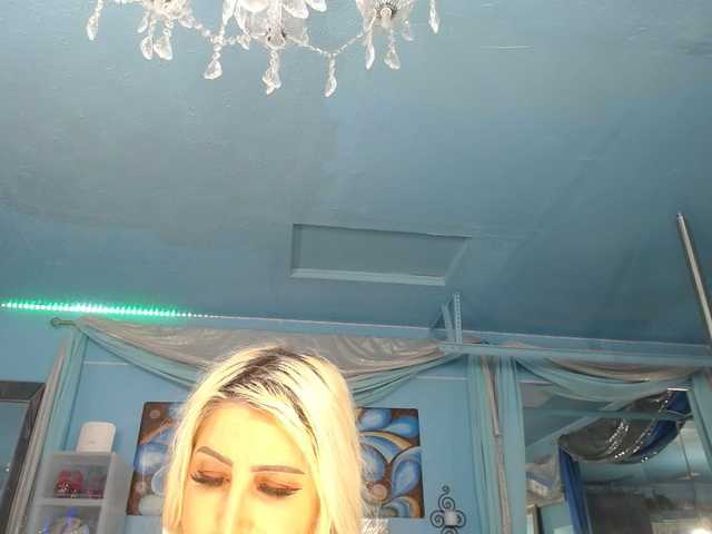 adrianna_fox's BongaCams show and profile