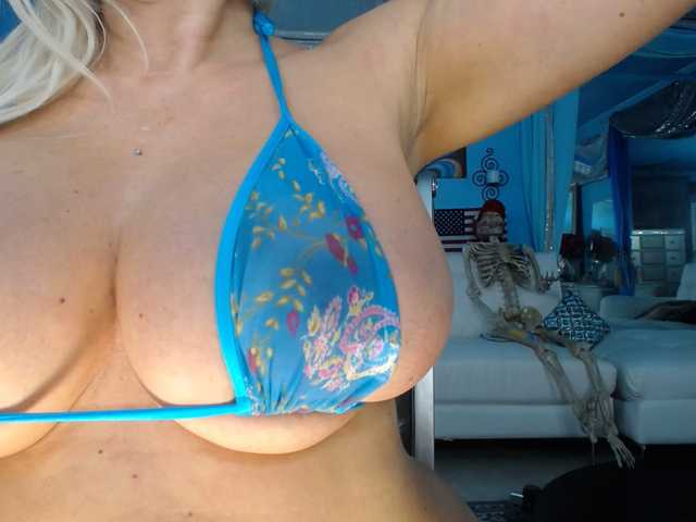 adrianna_fox's BongaCams show and profile