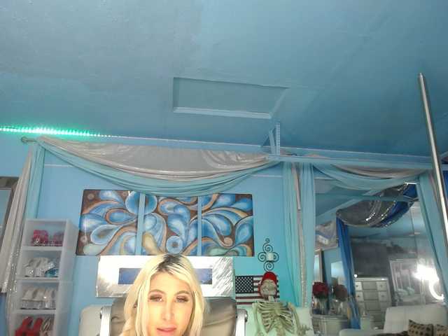 adrianna_fox's BongaCams show and profile