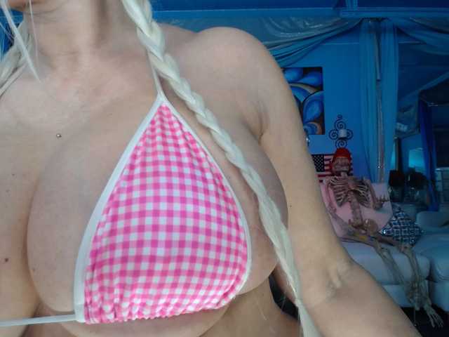 adrianna_fox's BongaCams show and profile