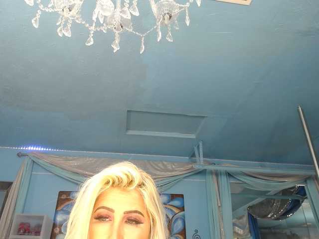 adrianna_fox's BongaCams show and profile