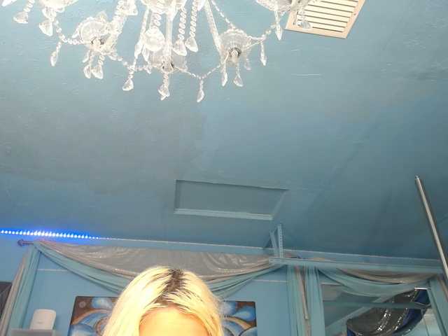 adrianna_fox's BongaCams show and profile