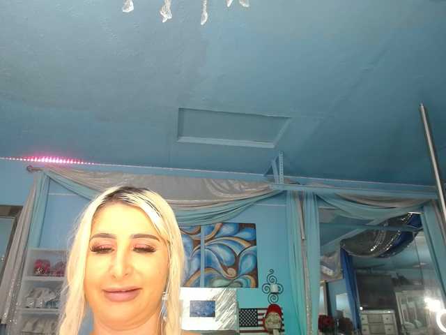 adrianna_fox's BongaCams show and profile