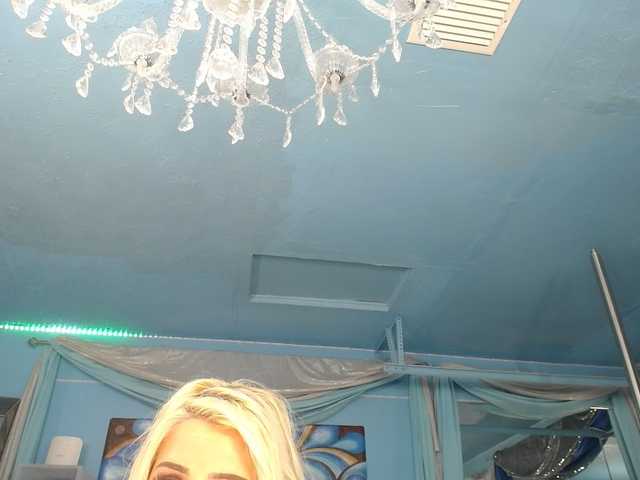 adrianna_fox's BongaCams show and profile