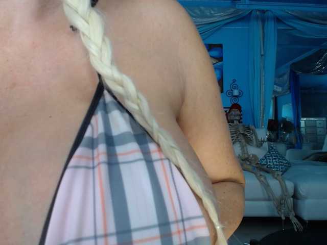 adrianna_fox's BongaCams show and profile