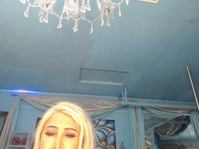 adrianna_fox's BongaCams show and profile