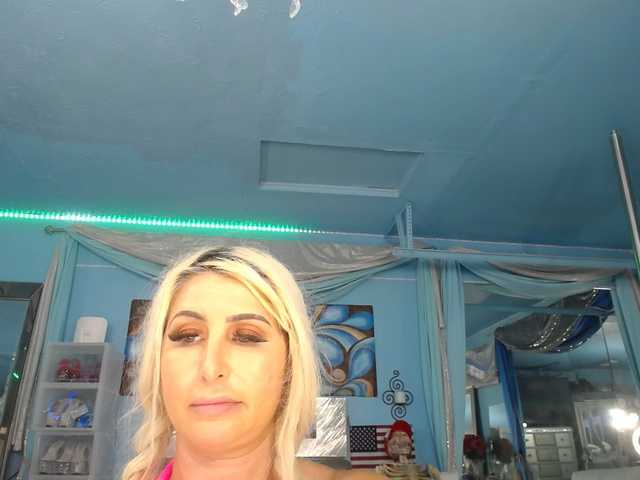 adrianna_fox's BongaCams show and profile