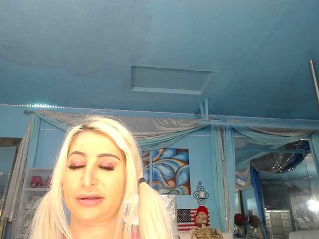 adrianna_fox cam belle