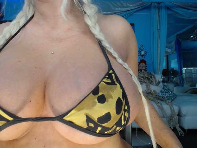 adrianna_fox's BongaCams show and profile