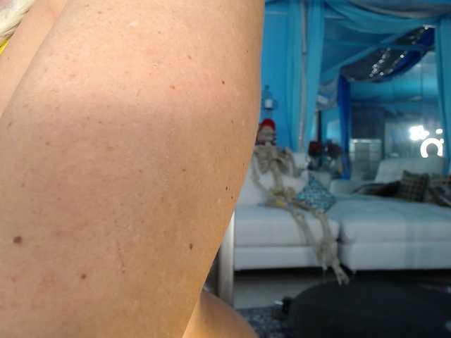 adrianna_fox's BongaCams show and profile