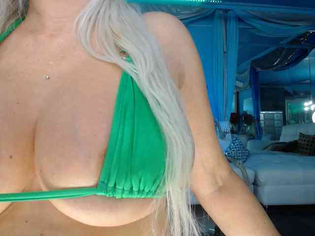 adrianna_fox Live Webcam on BongaCams