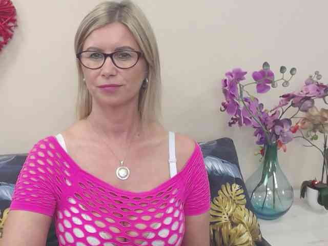 Модель: DoreenKiss