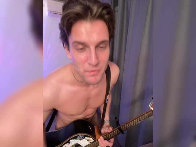 Watch ETHAN_MOORE Streaming Live