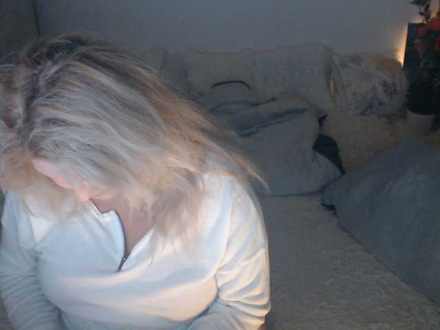 DivineBlond's BongaCams show and profile