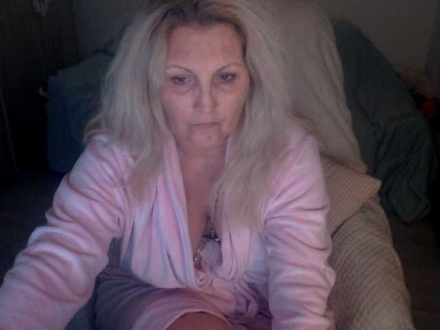 DivineBlond's BongaCams show and profile