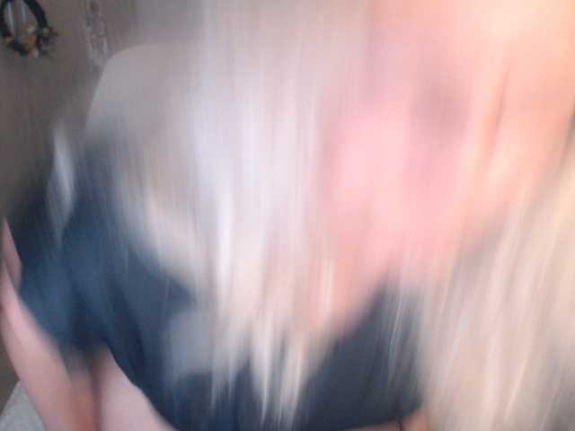 DivineBlond's BongaCams show and profile