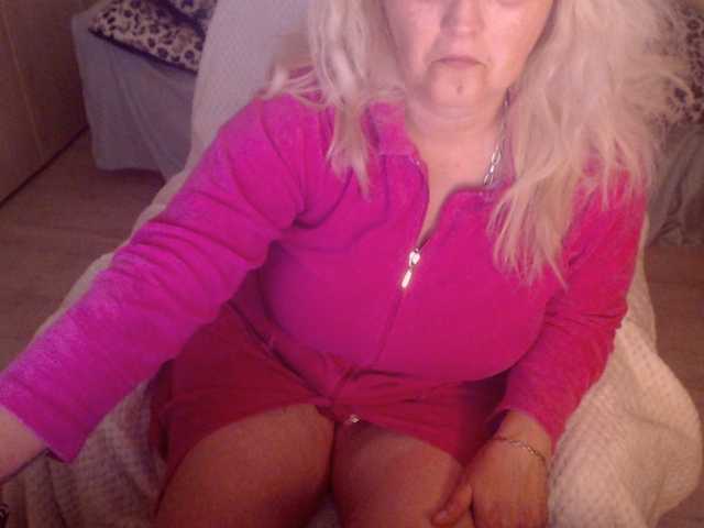 DivineBlond's BongaCams show and profile