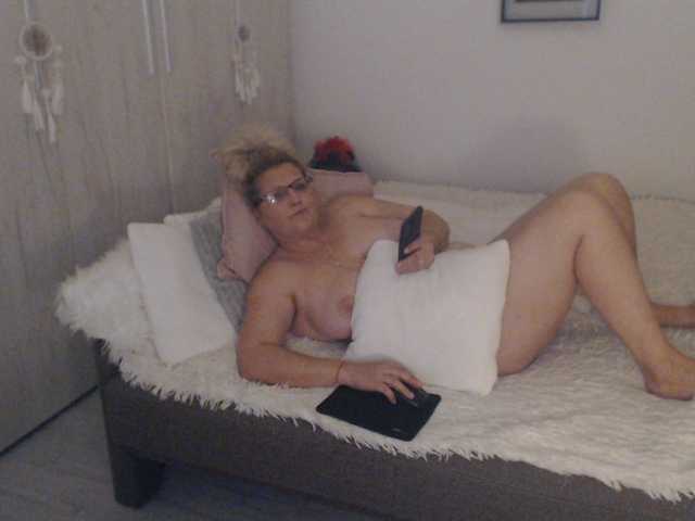 DivineBlond's BongaCams show and profile