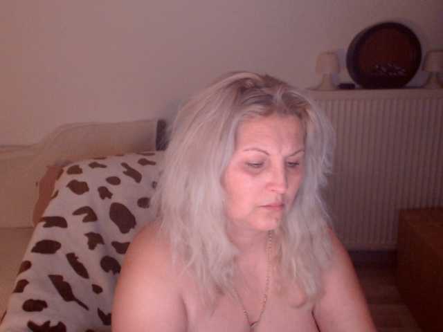 DivineBlond's BongaCams show and profile