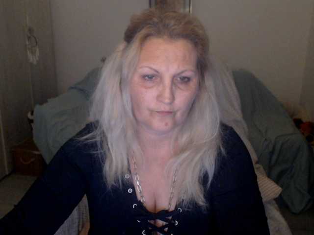 DivineBlond's BongaCams show and profile