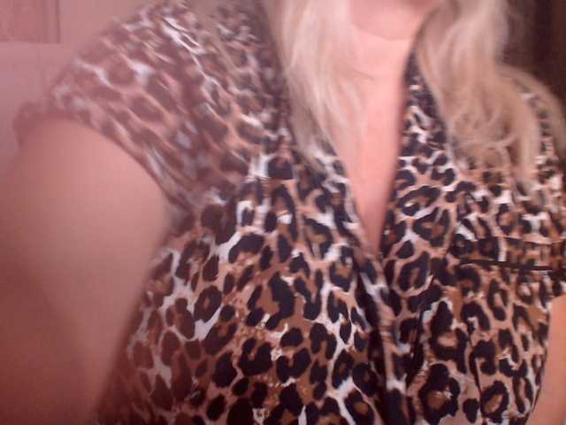 DivineBlond's BongaCams show and profile