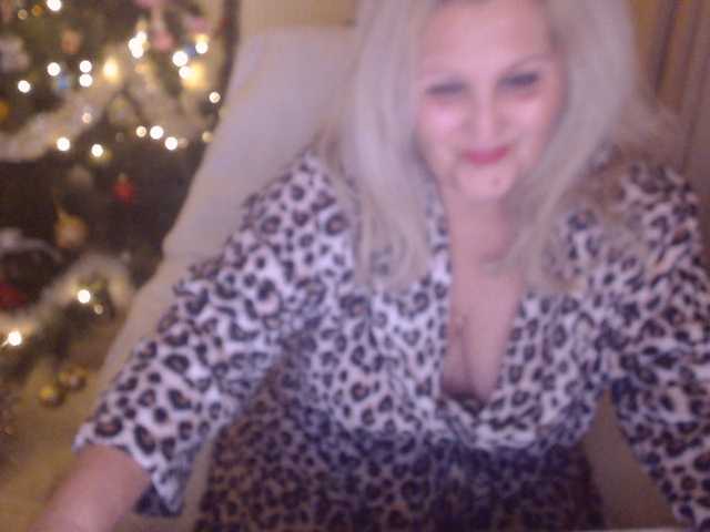 DivineBlond's BongaCams show and profile