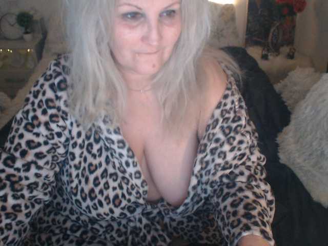DivineBlond's BongaCams show and profile