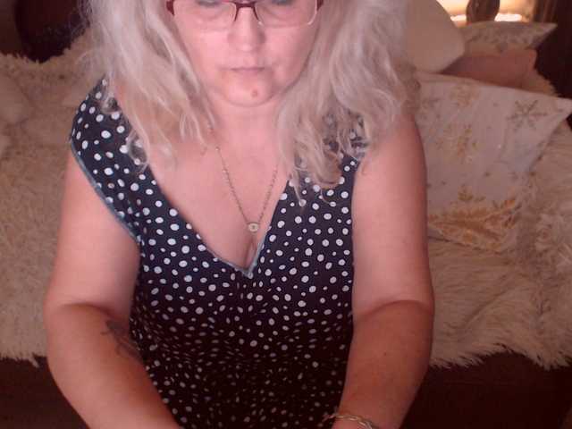 DivineBlond's BongaCams show and profile