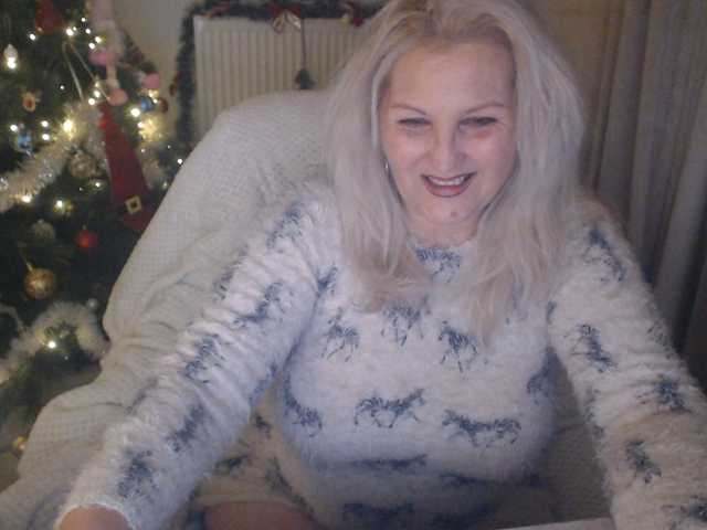 DivineBlond's BongaCams show and profile