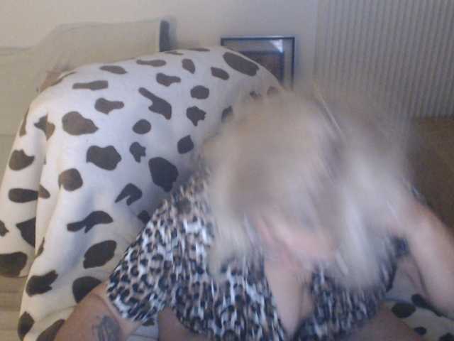 DivineBlond's BongaCams show and profile