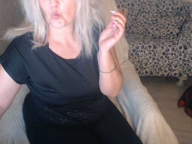 DivineBlond's BongaCams show and profile