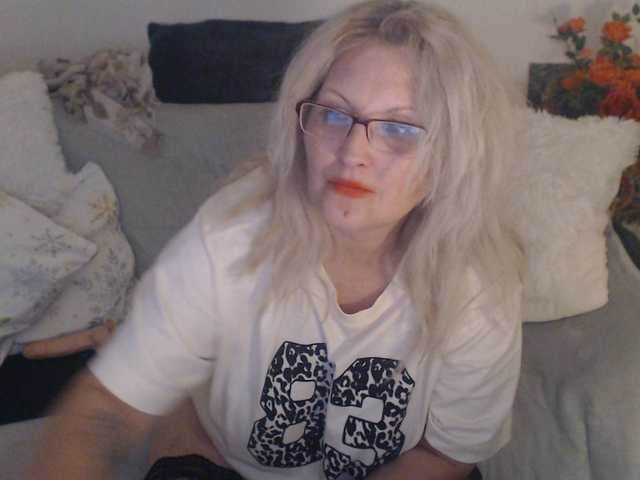 DivineBlond's BongaCams show and profile