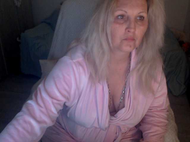 DivineBlond's BongaCams show and profile