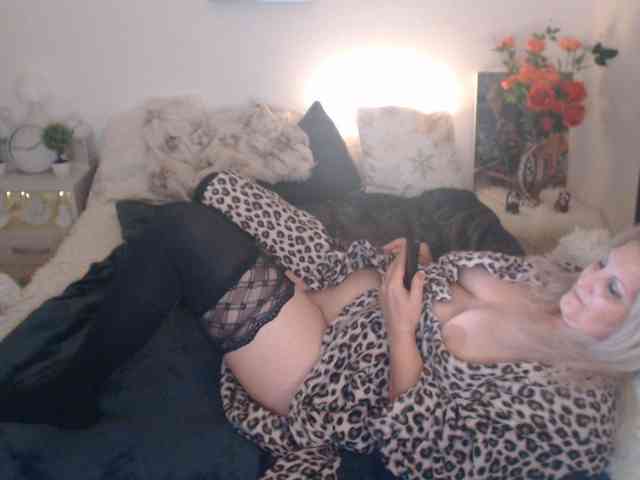 Angel_Dm_Milf webcam