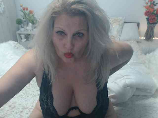 DivineBlond Live Webcam on BongaCams