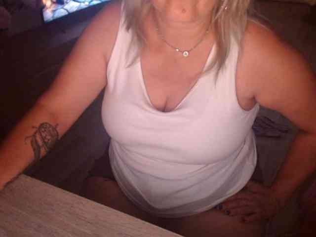 Angel_Dm_Milf webcam