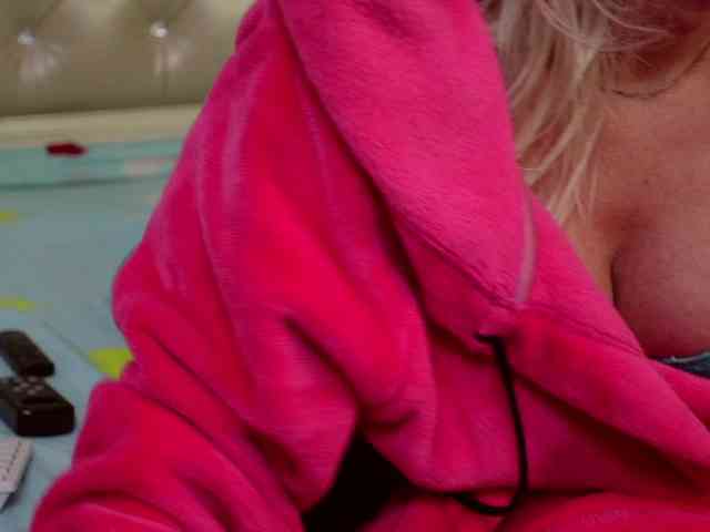 nude chatroom CarmellaAngel