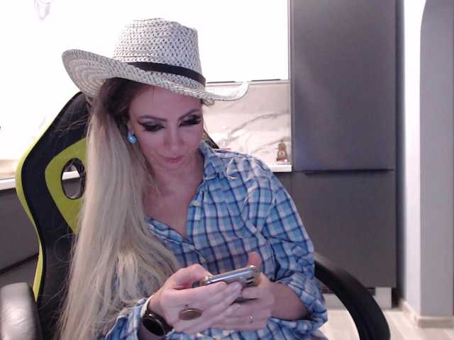 blondalina live on cam