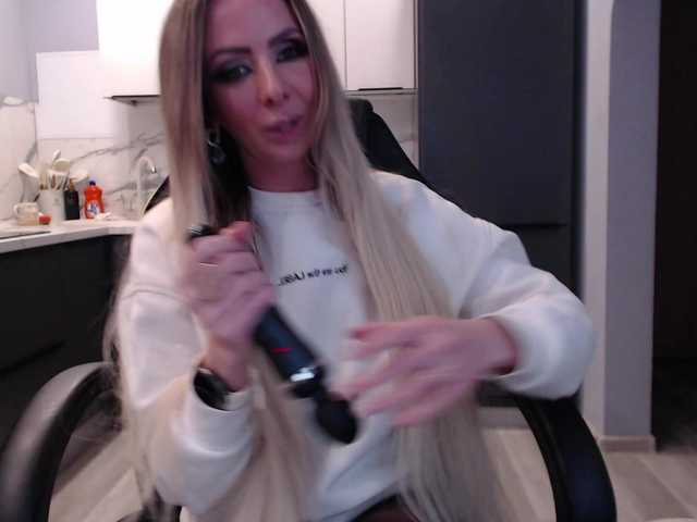 blondalina's BongaCams show and profile